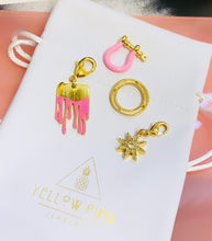 Cargar imagen en el visor de la galería, Paquete de dijes Tres