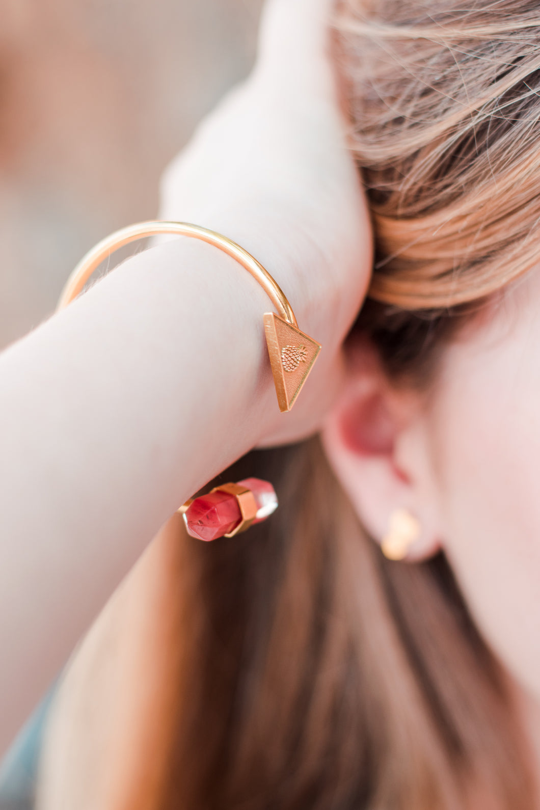 Pulsera de logo con cuarzo.