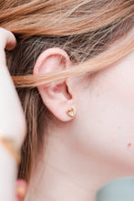 Cargar imagen en el visor de la galería, Aretes de Contorno en forma de Corazón.
