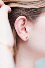 Cargar imagen en el visor de la galería, Aretes de Contorno en forma de Corazón.
