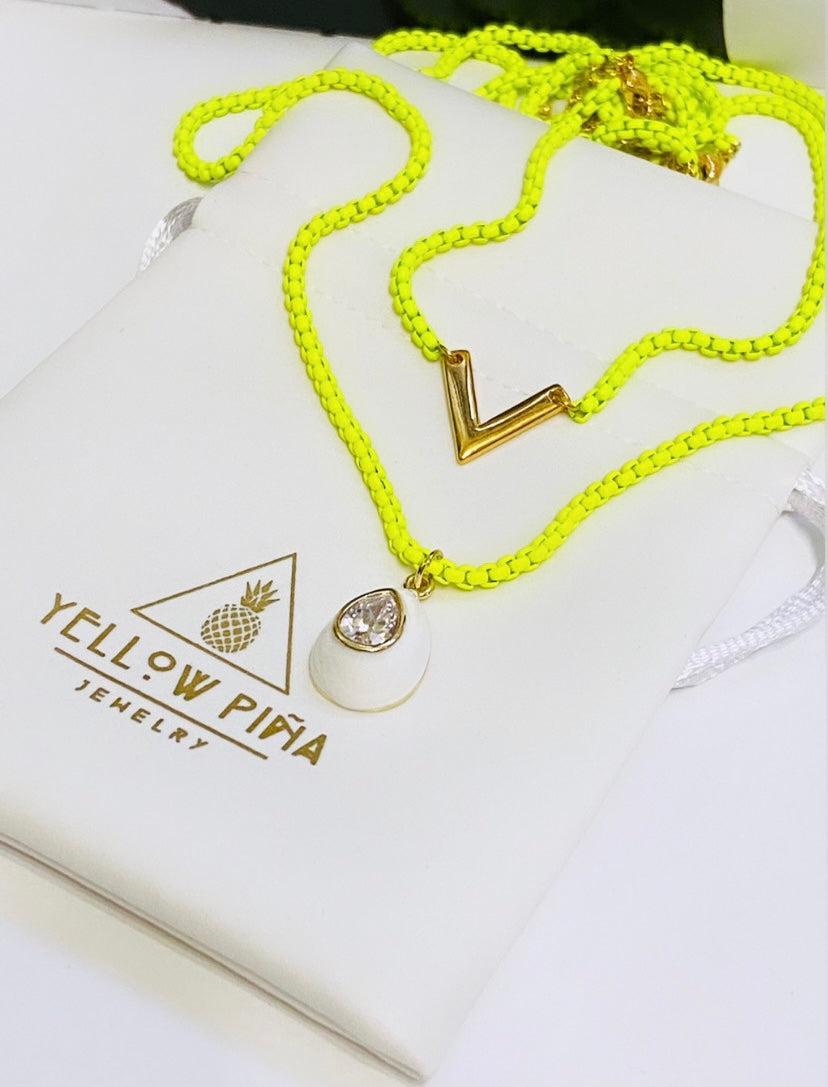 Collar doble con cadena neón