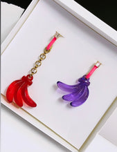 Cargar imagen en el visor de la galería, Aretes asimétricos Rojo y morado
